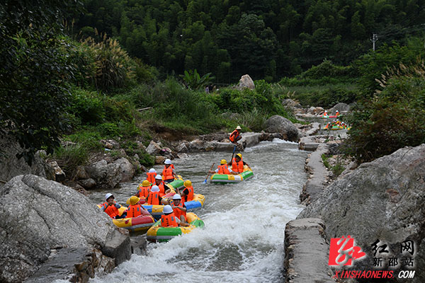 杨能广)"龙山峡谷水质好山色美,确实是个漂流的好地方,今后