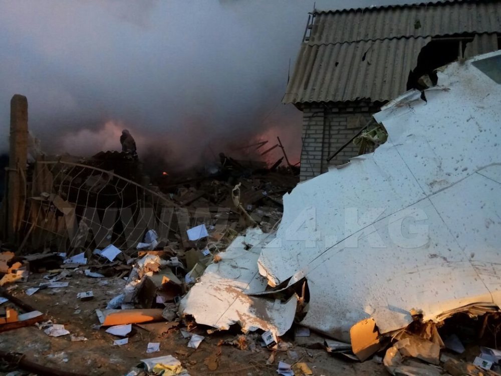 俄罗斯卫星网称，这架货机是在降落期间坠毁的，当地应急中心称是因为天气原因坠毁。