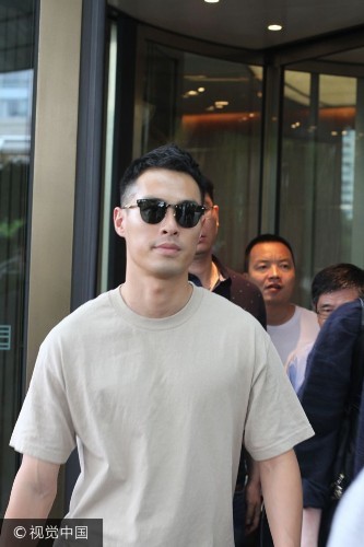 组图:杨佑宁上综艺实力圈粉 墨镜遮面一身休闲