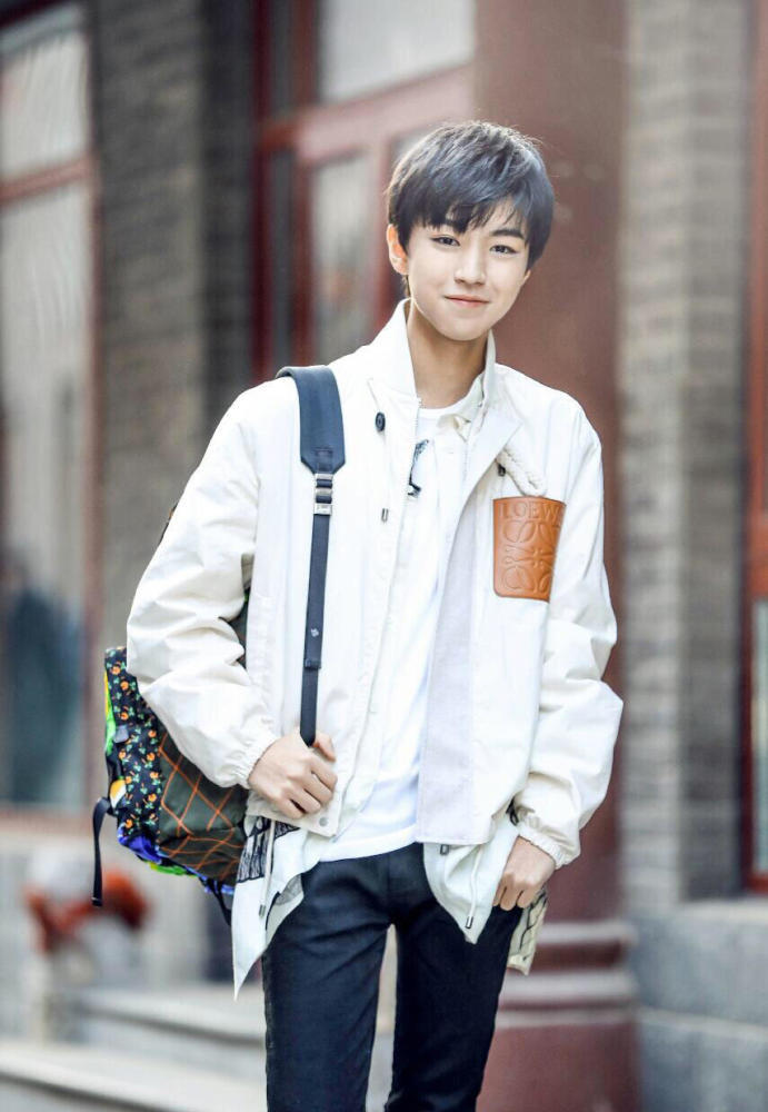 王俊凯化身行走的衣架 展现大长腿优势 王俊凯化身行走的衣架 展现大长腿优势