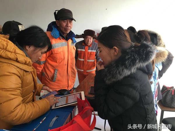 新城区总工会开展为环卫工人集中办理普惠卡活