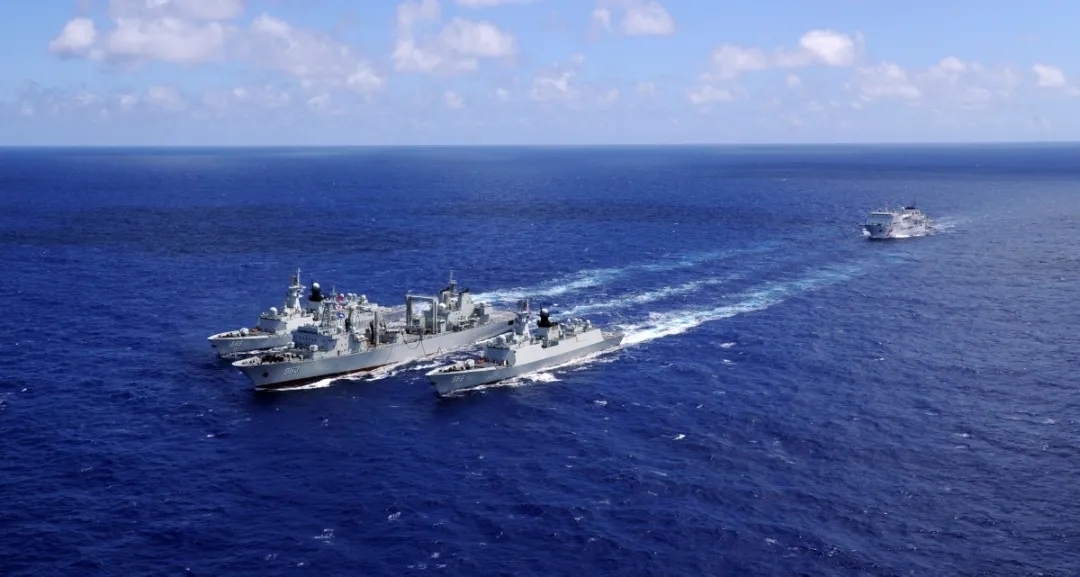 大图高清:海军第37批护航编队起航奔赴亚丁湾