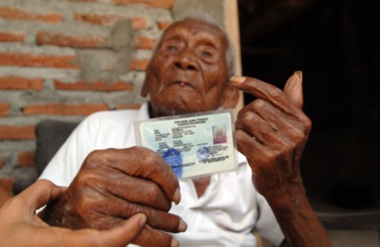 印尼一老人过146岁生日 自称不想再活了