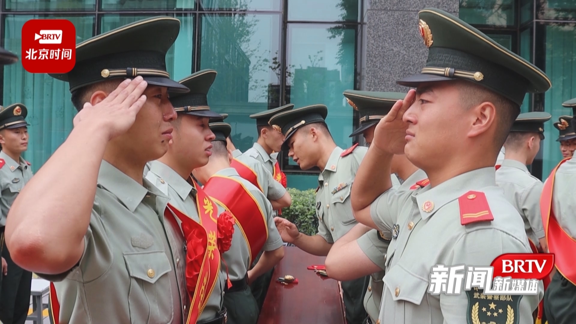 退伍季:摘下军衔那一刻老兵们泪奔了!_北京时间