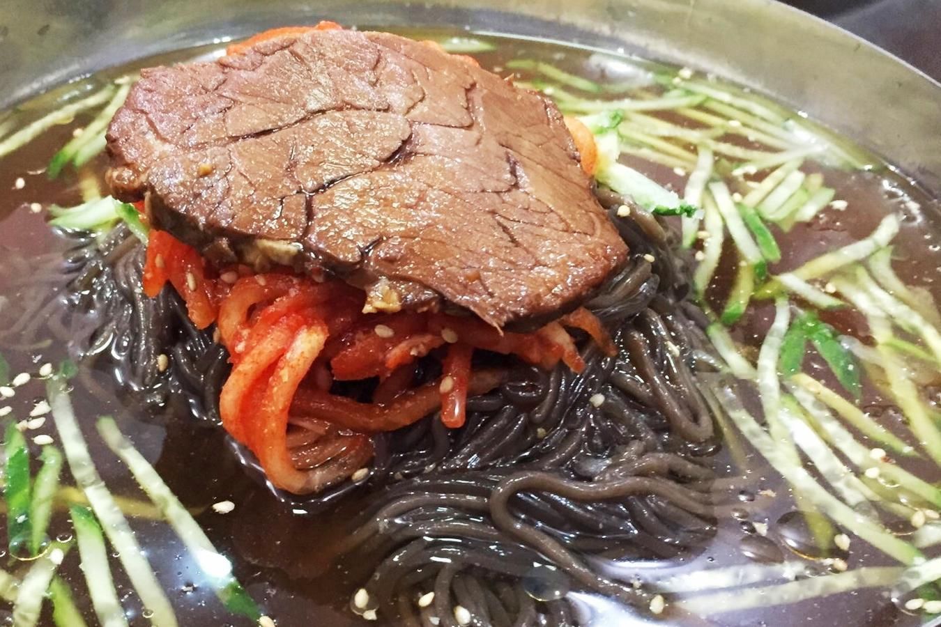 俗称朝鲜面或韩国冷面.以荞面淀粉,牛肉,辣椒面,胡萝卜等制作的面食.