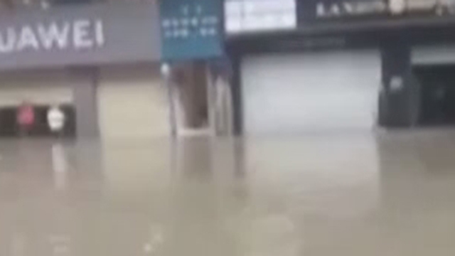 暴雨中卷门故障致人员被困 店主竟阻挠消防员破门救人_北京时间