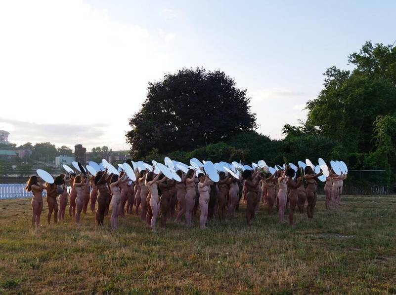 活动当天，数名网页开发者、摄影师、摄像师和公关人员聚集在一起，共同协助拍摄作品。图尼克说，活动举办前有1800多名女性报名参加，这证明她们是支持艺术的勇士。“她们能愿意不穿衣服走进高压危险区，真的很不可思议。”