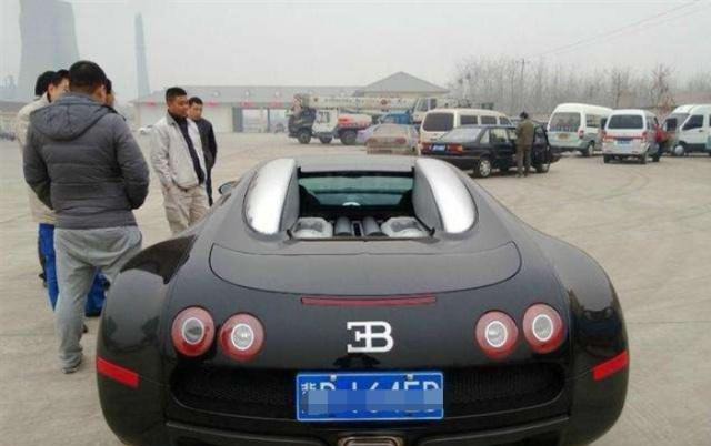 这辆超级豪车,富豪为了挂牌特意钻了四个孔,网友:有钱任性