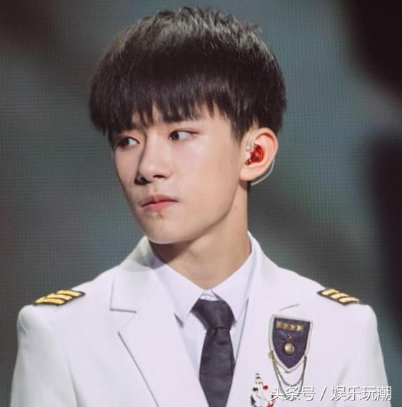 吴磊备战高考,同样穿西装易烊千玺帅气霸道总