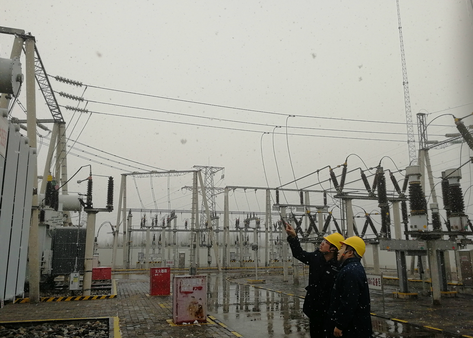 3月17日，国网北京昌平供电公司员工在雪中巡视变电站，保障居民安稳用电。