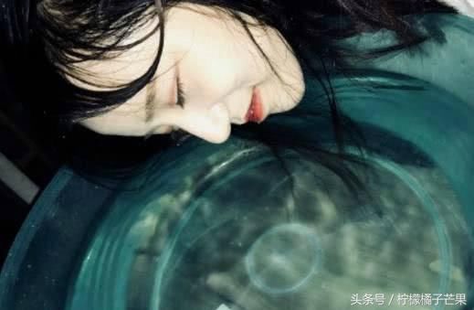 抖音最火的拍照的姿势,网友,你和网红之间只差