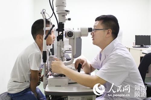 开学季迎来大批小眼镜 10岁男孩1个月近视激