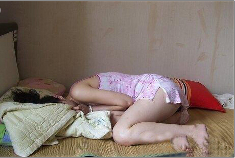 事后，这名19岁的女子向警方表示，自己平时有裸睡的习惯，那晚肯定是关上房门的，可能门锁后来弹开了。也许白天比较辛苦，当晚睡得太沉，以至第一次被强奸时迷迷煳煳以为自己是在做梦。目前，该案正进一步审理中。