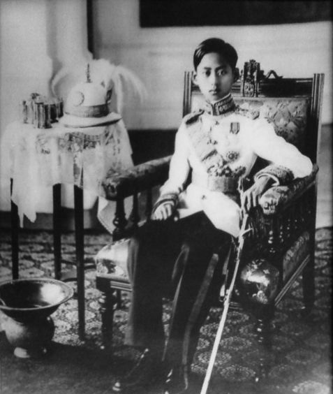 拉玛八世名阿南塔·玛希敦,汉名郑禧。拉玛五世是孙子,年幼即位后在瑞士求学。虽然这时他尚年轻而且没有执政的经验,但是他却很快就获得了泰国人民的热爱。因英年早逝所以一生没有加冕。