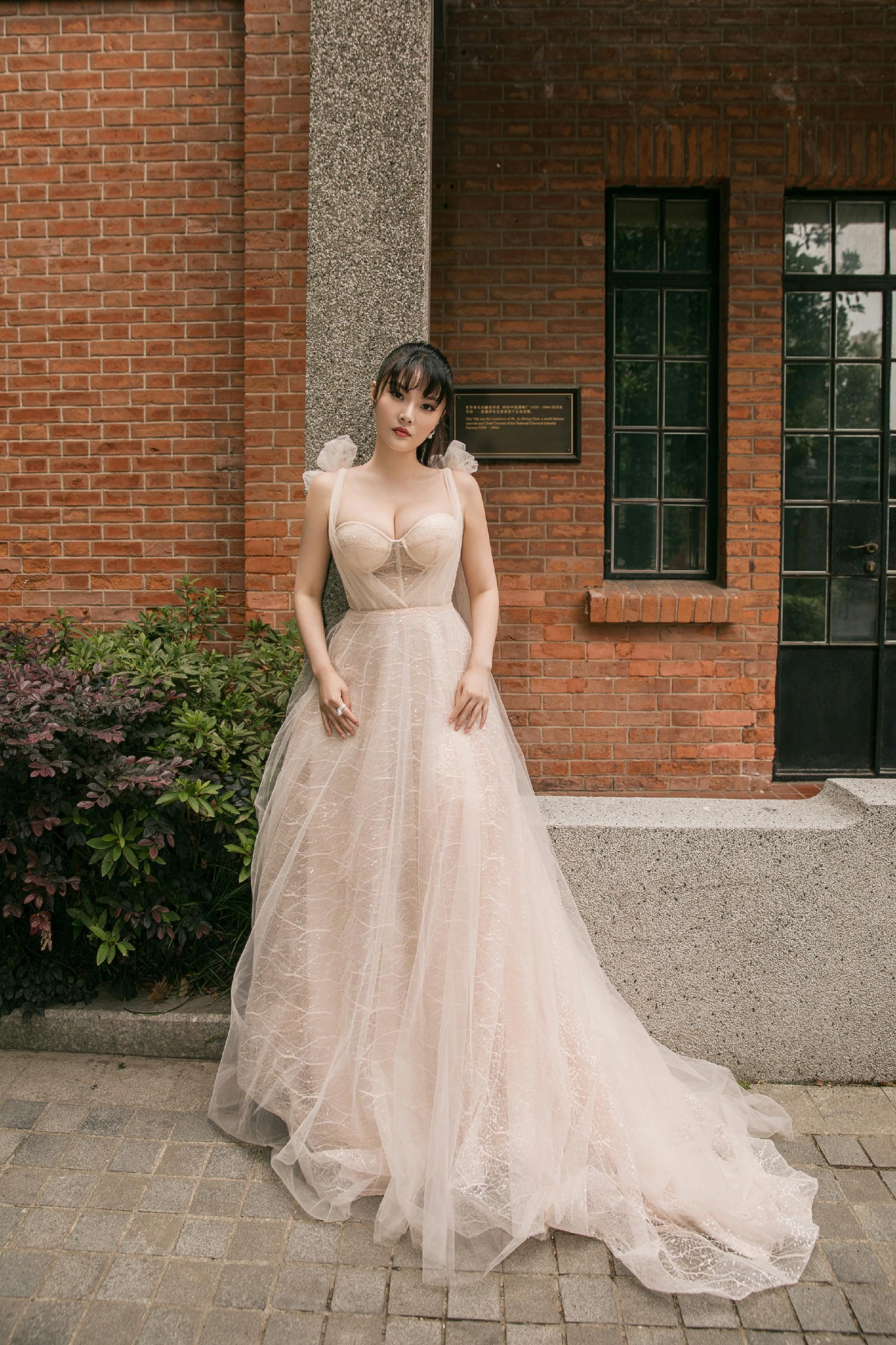 微博之夜徐冬冬红毯掉钱包 单手弯腰捡包暴露真实性格(图9) 微博之夜徐冬冬红毯掉钱包 单手弯腰捡包暴露真实性格(图9)