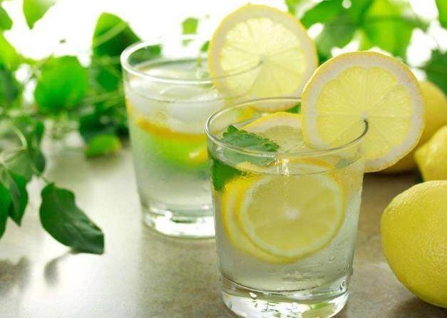 经常喝柠檬水有8大功效和作用 有3类人不宜喝