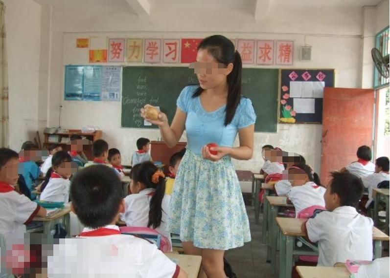 小学老师晒工资单,抱怨工资太低,网友怒了:不干