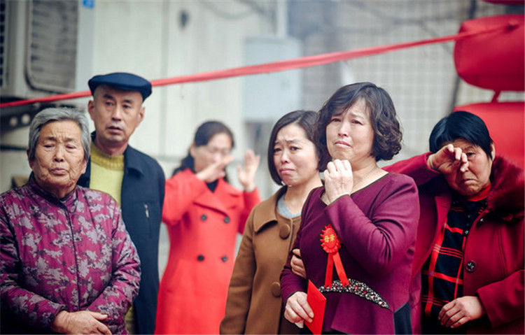 实拍:父母送女儿出嫁的那一刻,落跑的父亲,流泪