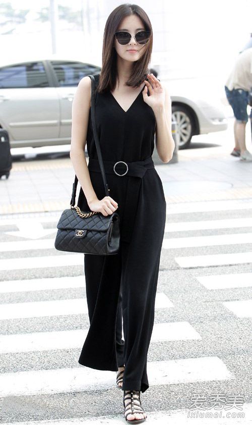 徐贤穿黑色V领连体裤配帅气凉鞋，尽显潇洒利落的气质，优雅飘逸。