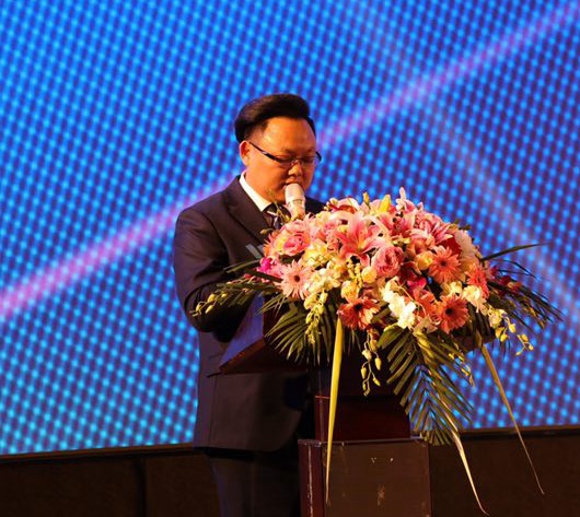 e家环球董事长金一波发表演讲