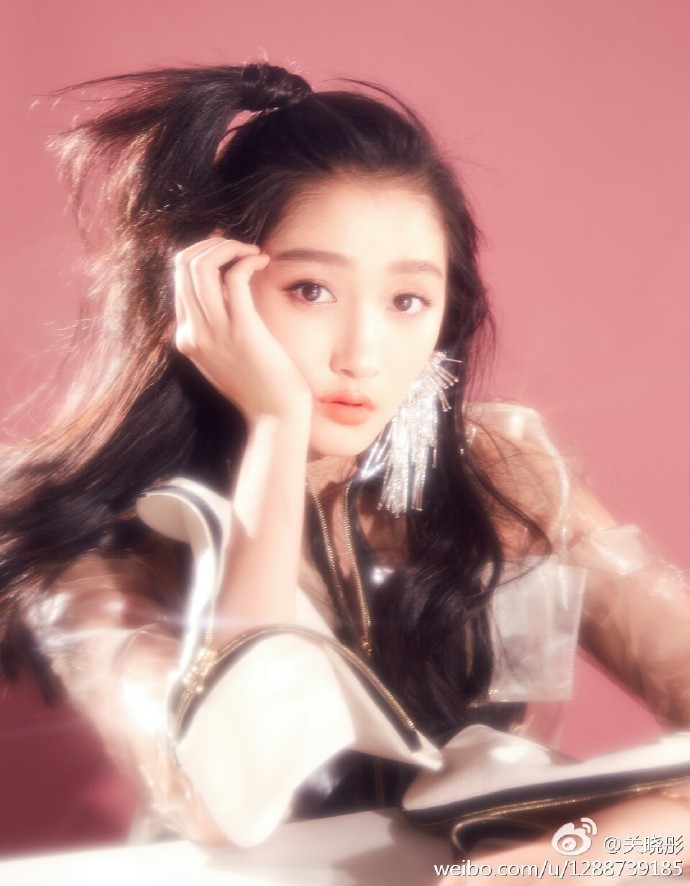 迷离梦幻!关晓彤杂志大片小露熟女气质 迷离梦幻!关晓彤杂志大片小露熟女气质