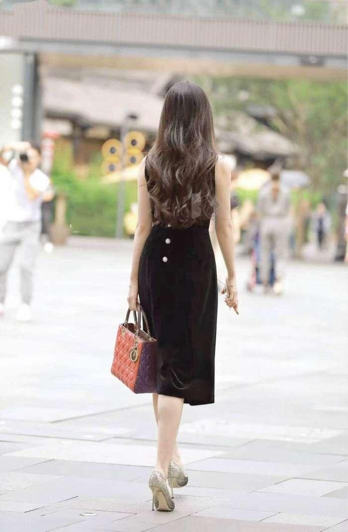 重庆街拍: 气质美女穿黑色连衣裙演绎小女生率