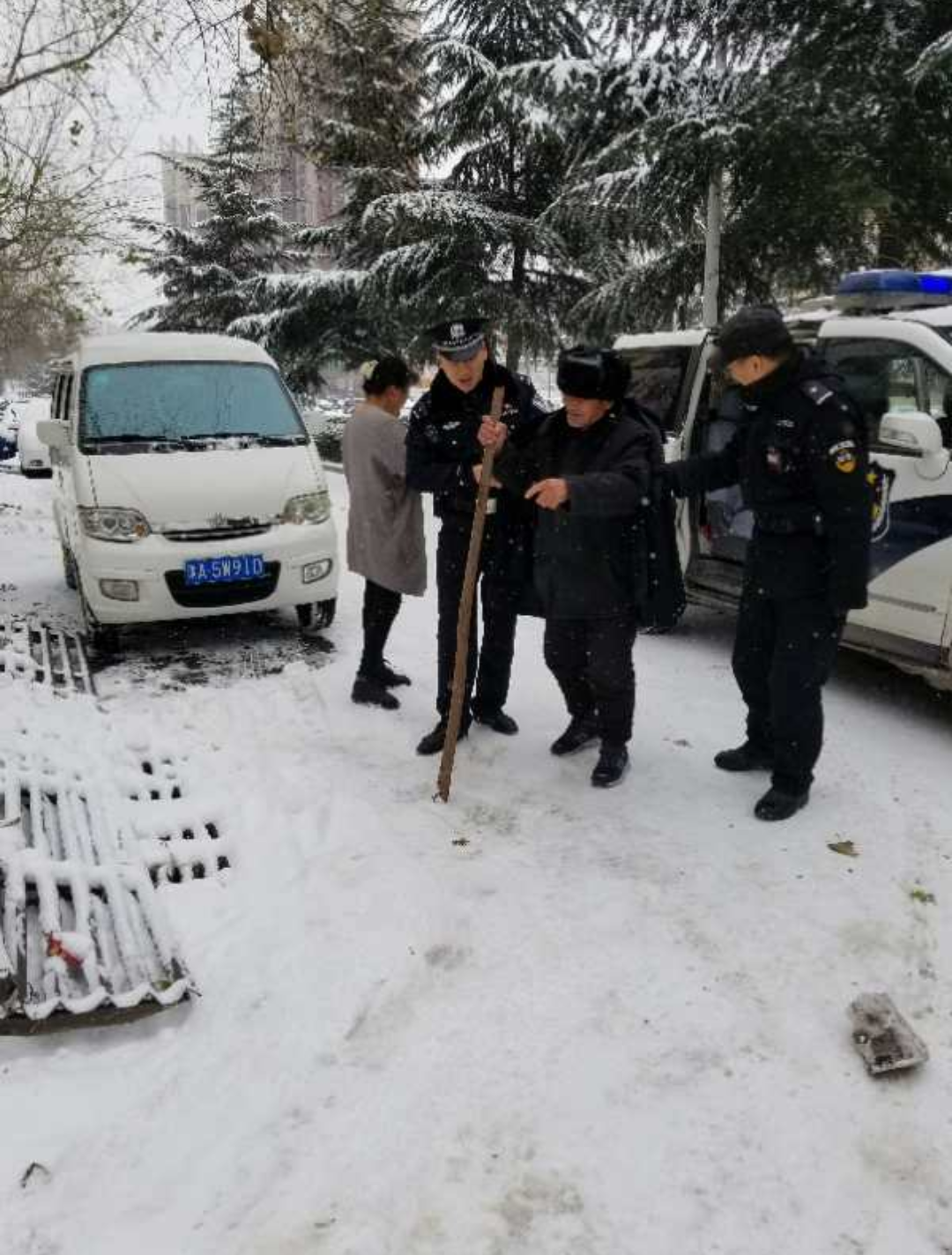 【暖新闻】暖心！八旬老人风雪中迷路 登封民警护送其回家