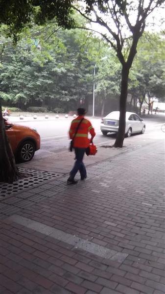 成都环卫工人用鼓风机扫地 被质疑扫地还是扬灰? 成都环卫工人用鼓风机扫地 被质疑扫地还是扬灰?