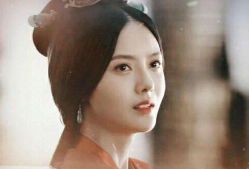 小家碧玉,五官精致,身材苗条,青春漂亮,貌似天仙,被当时的广川惠王刘