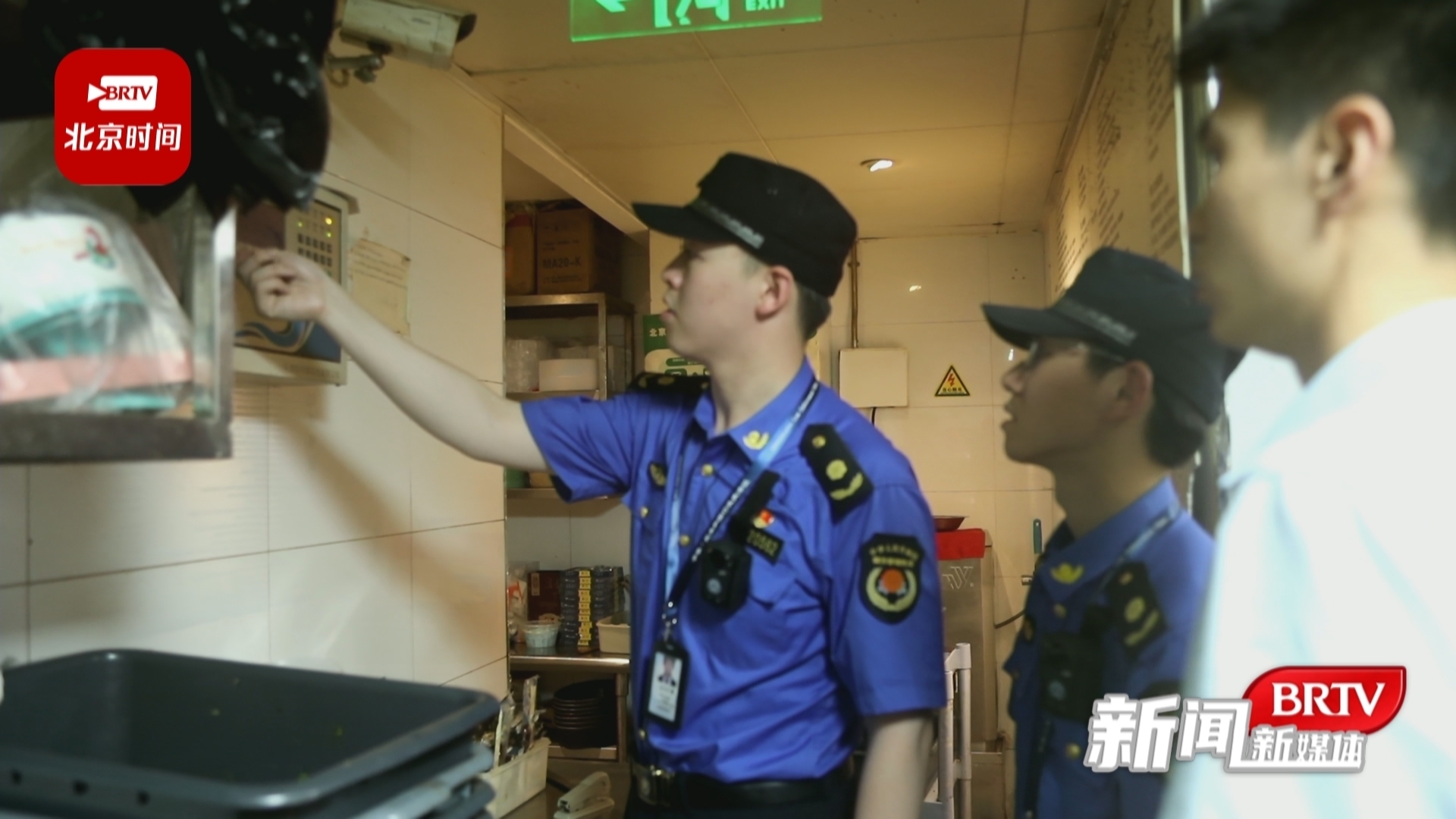 战高温:城管执法队员加强执法检查 战高温:城管执法队员加强执法检查