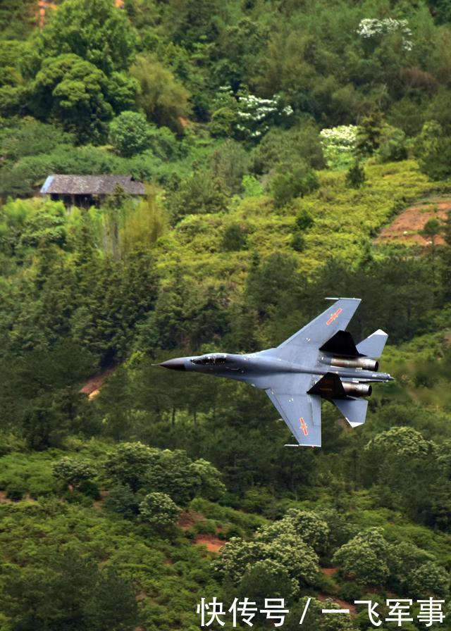 解放军重型双发战斗机再次超低空飞越山谷 比