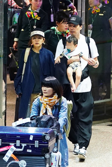 ella一家三口甜蜜现身 1岁儿子超萌富豪老公特帅