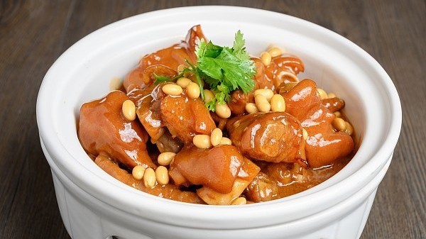 黄豆炖猪手，软糯脱骨入口即化，满满的胶原蛋白！