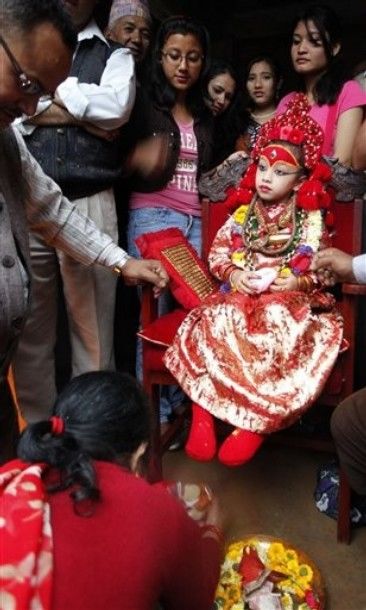 她们5岁当上活女神,失去童年,初潮后退位,没有