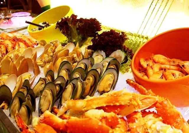 日本留学生在中国吃自助餐,看到水果高兴坏了