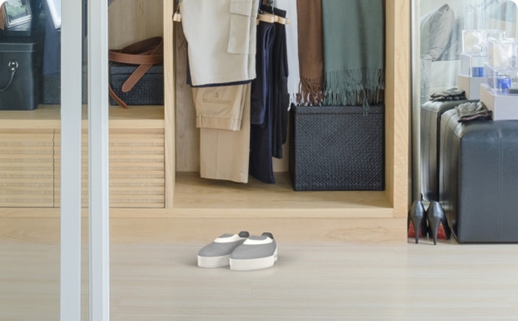 鞋面采用防水性和透气性都非常高的合成纤维制成，增强了鞋子的舒适度。而鞋子内部采用的则是跟 NASA 空间站模块一样的DuPont Tyvek合成聚乙烯材料，瞬间觉得科技范儿十足，高大上啊有木有？　　此外，MoonWalker里面的海绵鞋垫还具备记忆功能，可根据用户的脚型进行调整。可以说，这双板鞋任何脚型的用户都是可以穿的哦。