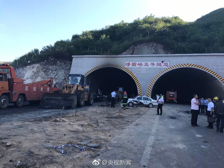河北张石高速一隧道车辆燃爆 已致12人死亡