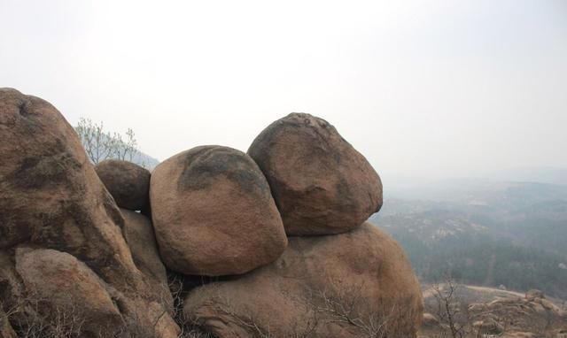 河南泌阳县下碑寺乡一一黑石山