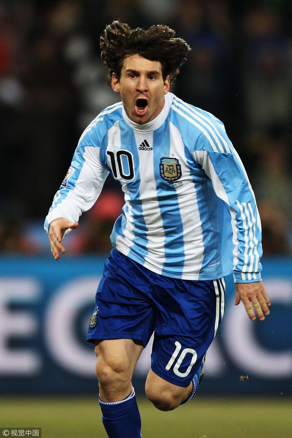 2010年6月27日，南非约翰内斯堡，2010世界杯1/8决赛，阿根廷3-1墨西哥。 梅西庆祝特维斯进球