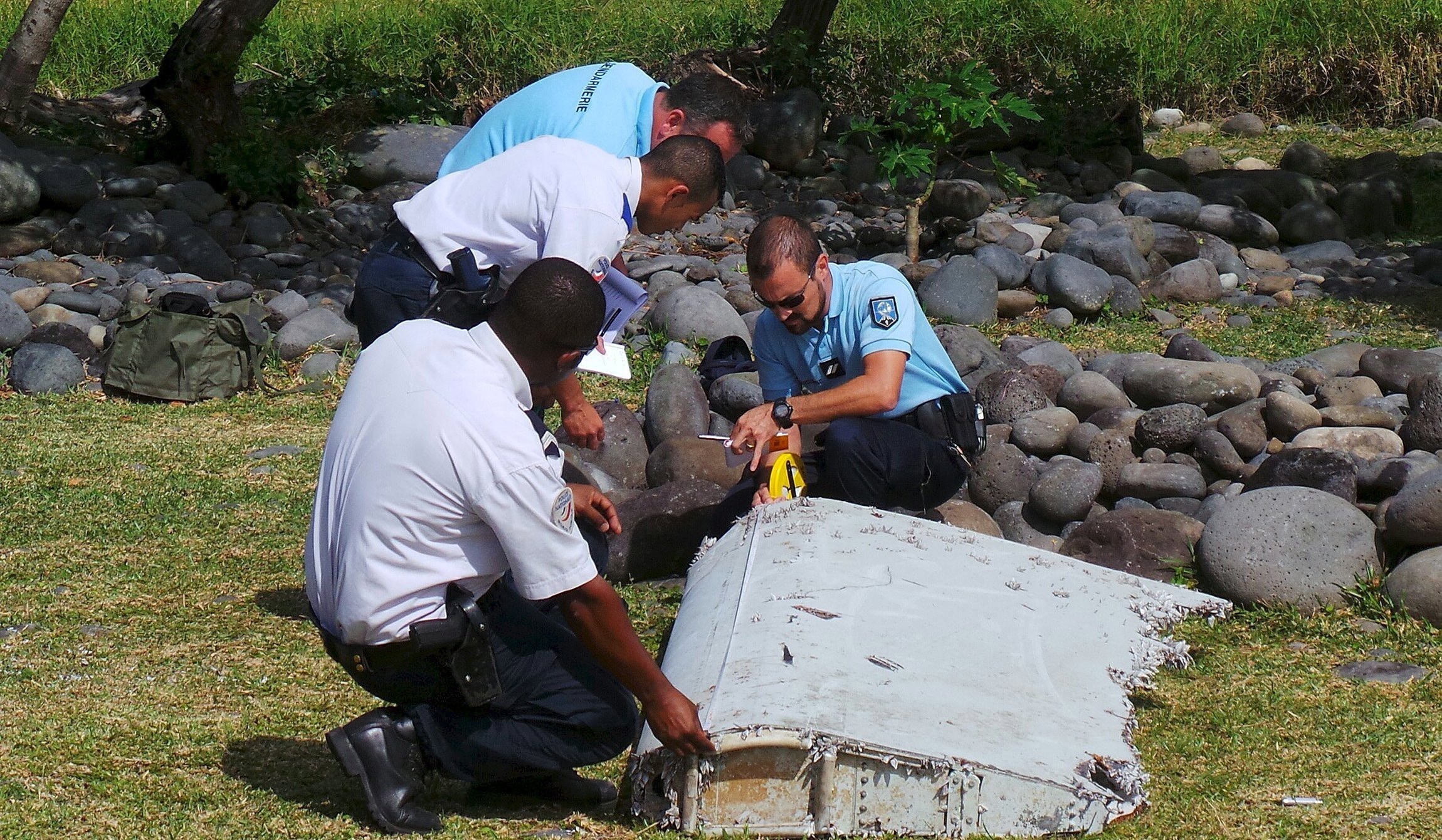 当地时间2015年7月29日，位于印度洋西南端的法属留尼汪岛发现疑似MH370残骸机翼残骸，当地居民称这块残骸长达2米，是在清理海滩时发现的，目击者称残骸表面覆盖有贝壳，显然在水中浸泡过很长时间。