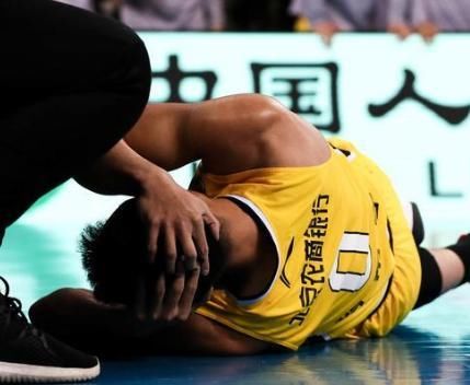 篮协公布对常林踢贺希宁头部的罚单,比李根处