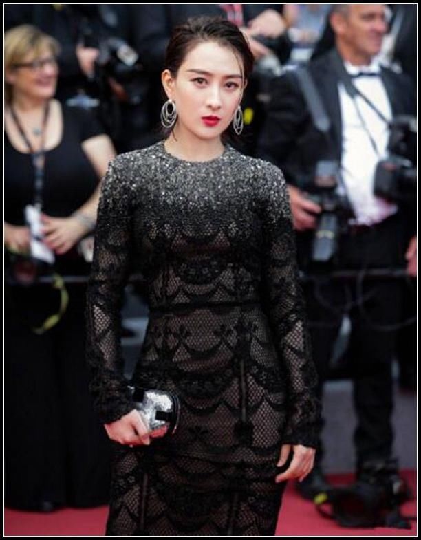 马苏豁出去了!紧身裤勒出羞人三角区,网友:看着