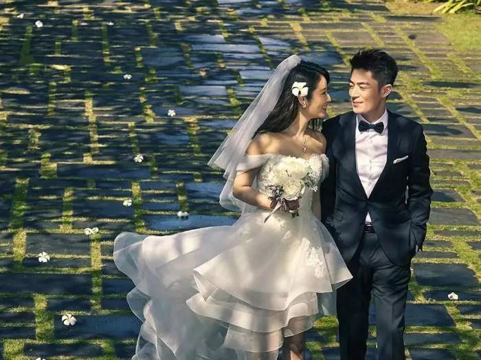 林心如二胎产子! 霍建华医院门口坐立不安, 网