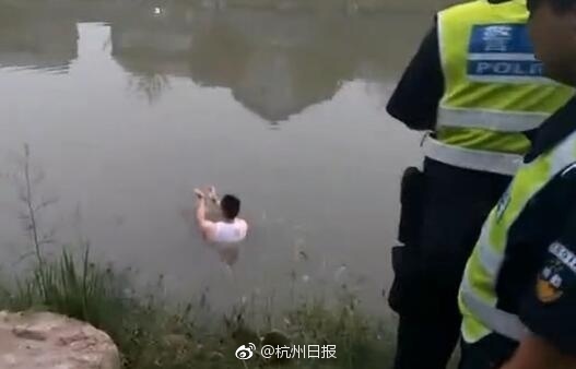 警方立即沿河展开救援，经过20多名队员近半小时的搜寻，终于在河中发现轻生男子。