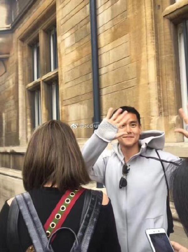 英国街头偶遇彭于晏!男神拿过手机自拍掀粉丝暴动
