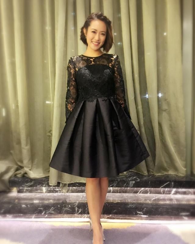 梁嘉琪身穿一款白色上衣,搭配一款白色短裙,脚踩一双裸色高跟鞋,看