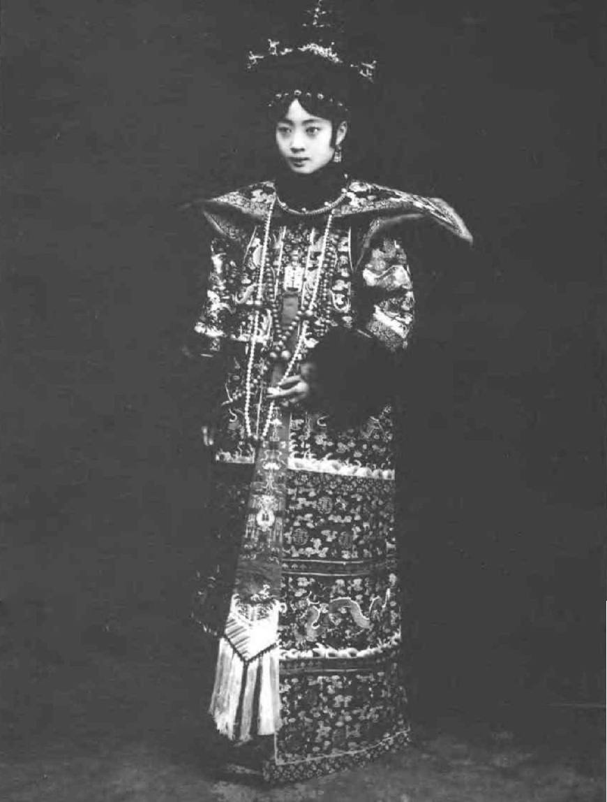 末代皇后婉容:养五六只哈巴狗填补情感空虚 末代皇后婉容:养五六只哈巴狗填补情感空虚