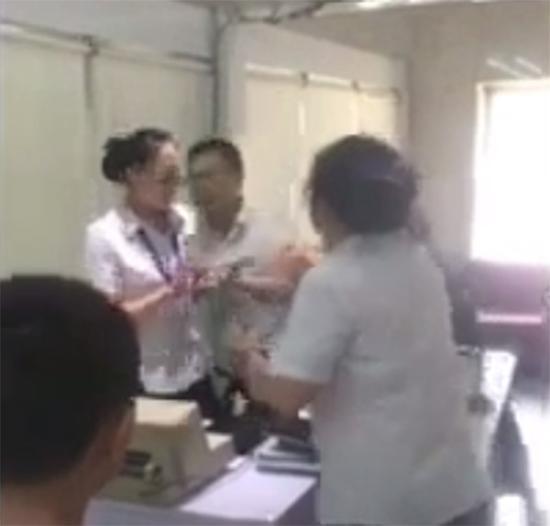 安徽一男子在电信大厅推倒女员工致其当场昏迷 安徽一男子在电信大厅推倒女员工致其当场昏迷