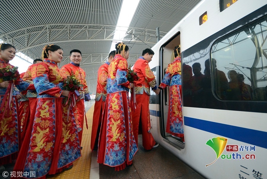 2019年1月8日，江西九江，15对新人来到九江火车站，准备搭乘高铁前往布置在安九高铁江西段建设工地的婚礼现场。