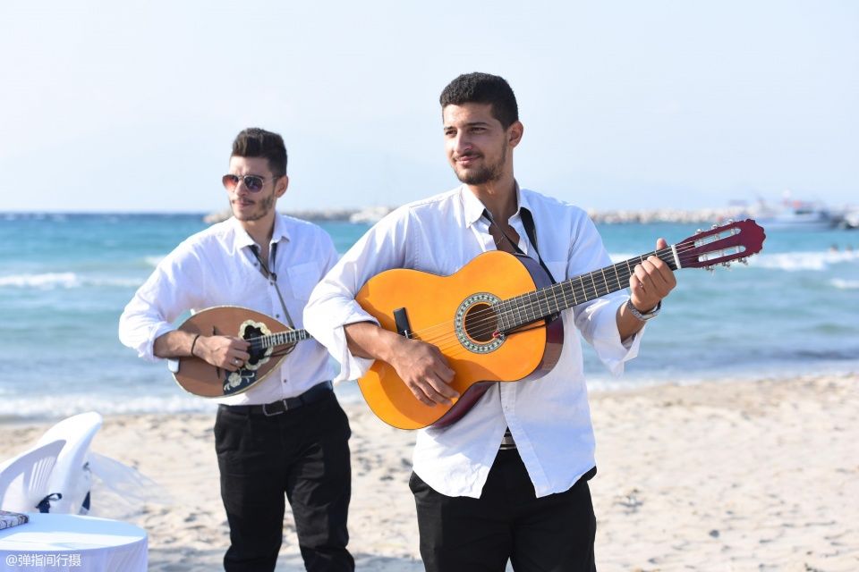 这个希腊爱情岛求婚很好使,英国大叔在度假中